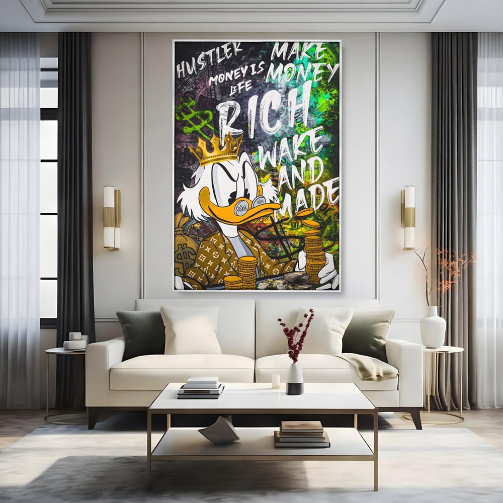 Tablou canvas cu tablou canvas cu scrooge mcduck si bani, in rama de aluminiu argintiu, pe perete intr-un living